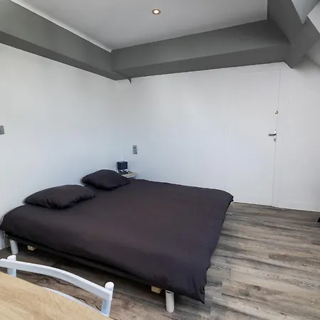 A6 - Comme A La Maison -