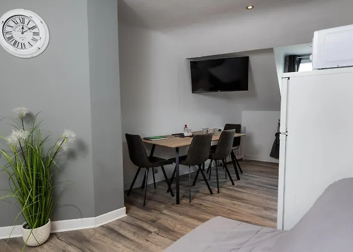 A6 - Comme A La Maison - *